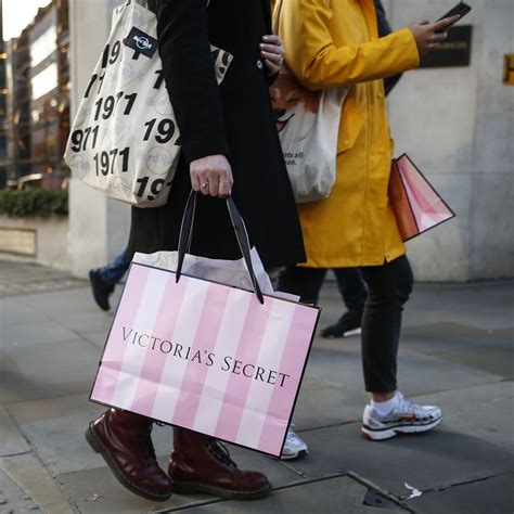 Retailers take shoplifting into their own hands with online